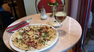 Frokost i Wintergartens bistro ( Elsässer Flammkuchen). Foto: Kirsten Andersen