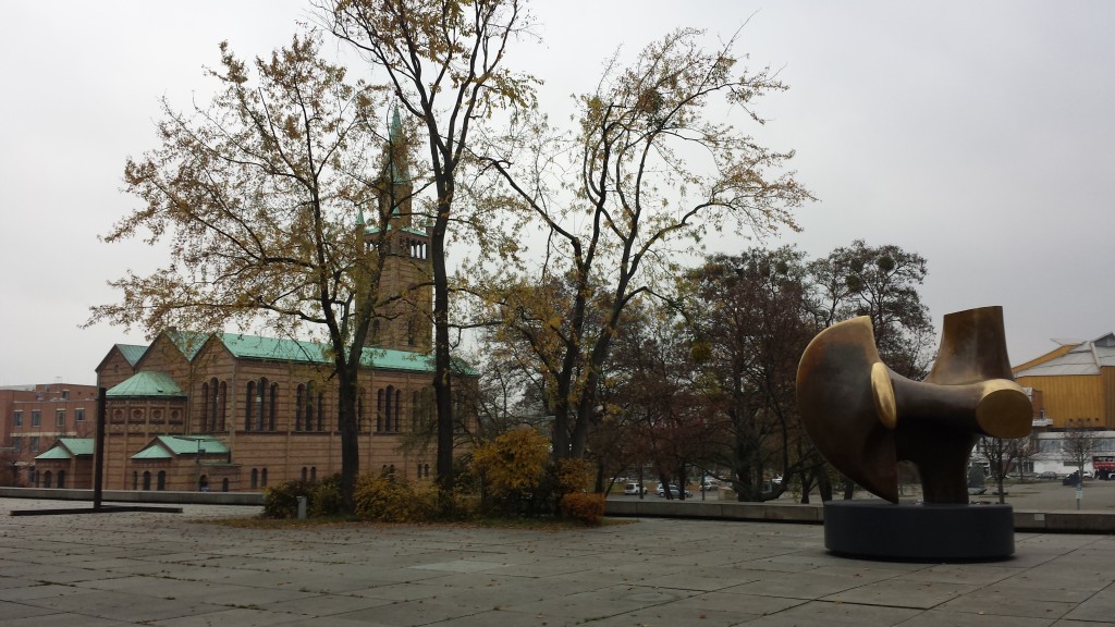 St.-Matthäus-Kirche, Kammermusiksaal set fra Neue Nationalgalerie, november 2014. Foto: Kirsten Andersen