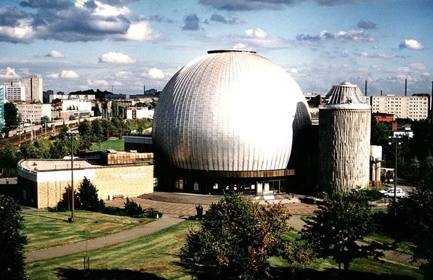 Das Zeiss-Großplanetarium von der Häuserfront schräg gegenüber aus fotografiert. Foto: F.-M. Arndt, Zeiss-Großplanetarium Berlin