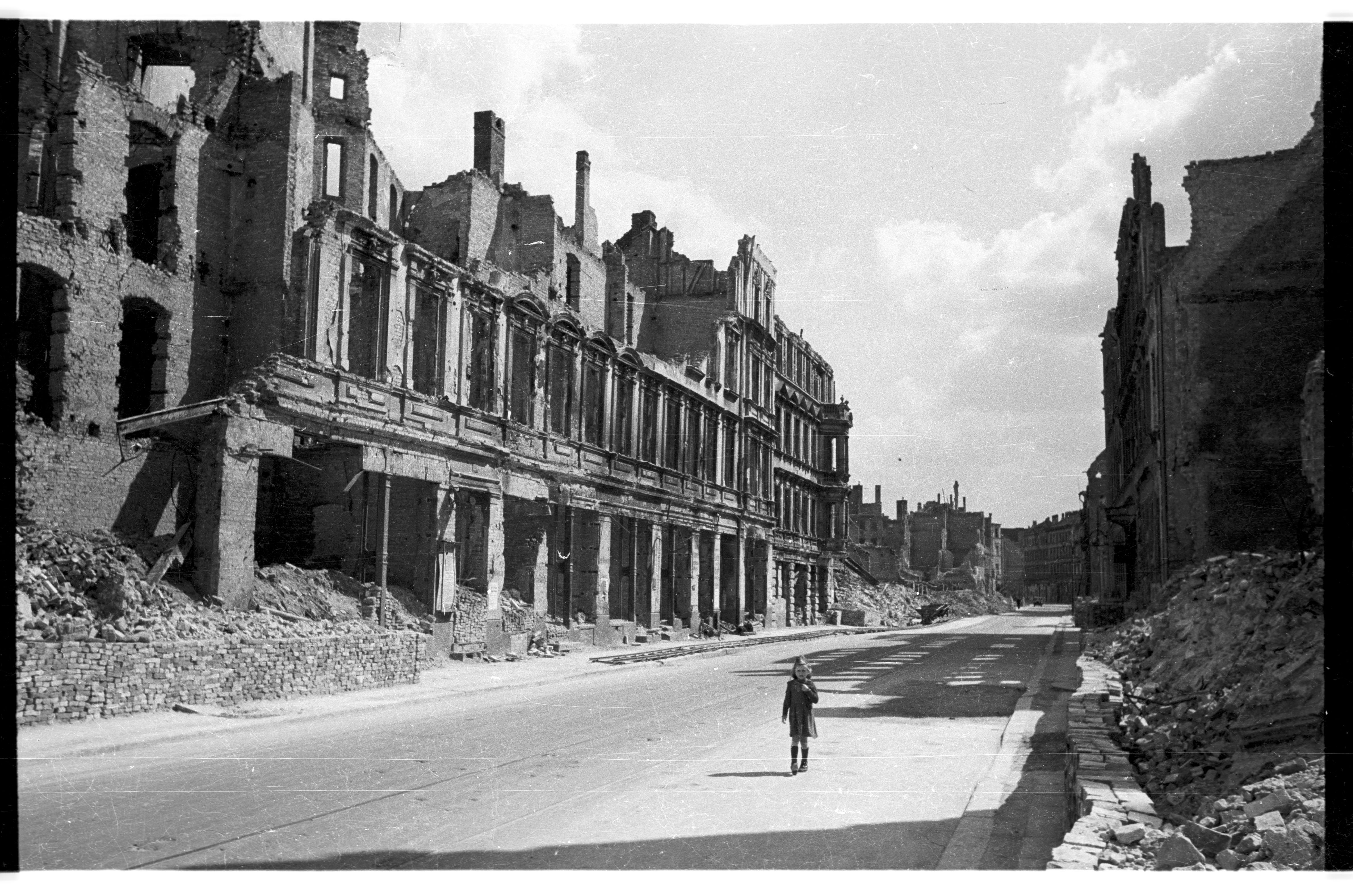 „Blumenstraße“, 1946 Fotograf: Cecil F.S. Newman Stiftung Stadtmuseum Berlin, 2011-1703,19_2